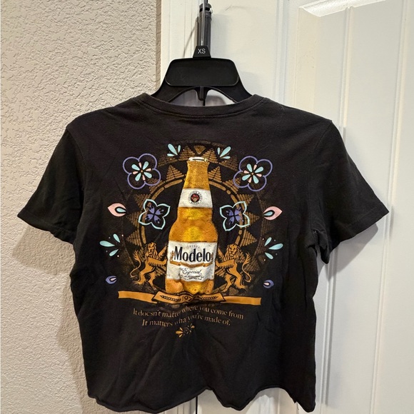 Modelo Cropped Logo Tee - Picture 2 of 5